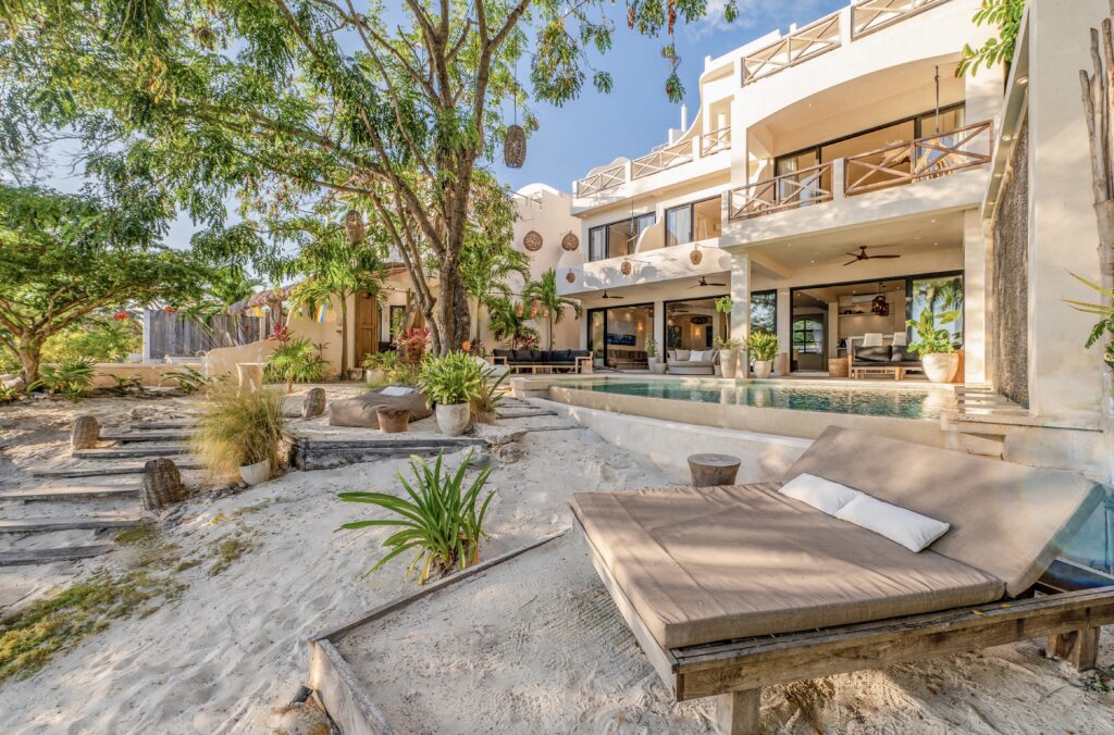 Casa Lola / Carousel