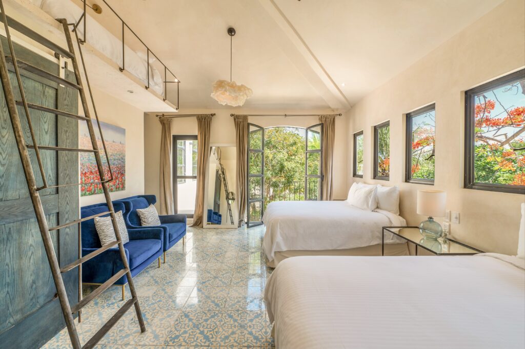 Casa Lola / Carousel