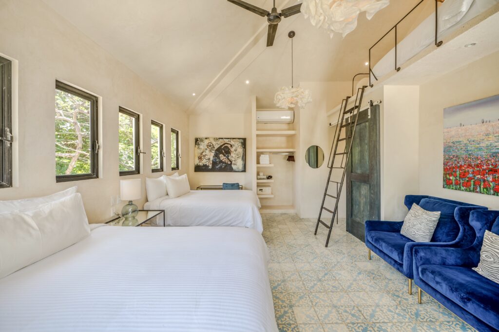 Casa Lola / Carousel